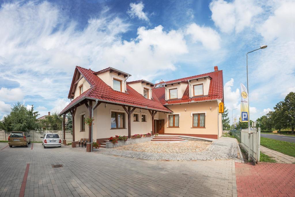ホテルVera Sulechów エクステリア 写真