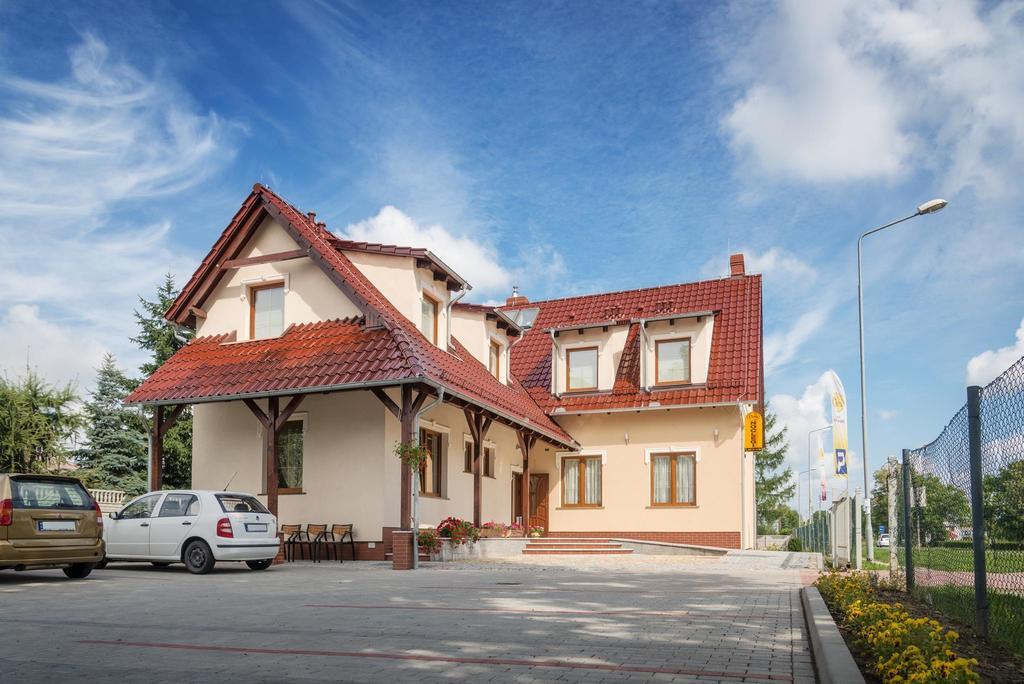 ホテルVera Sulechów エクステリア 写真
